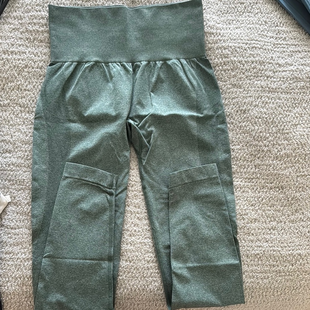 NVGTN Green High-Waist Leggings with Seamless Design